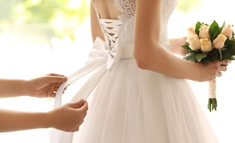 ウエディングドレスを着る花嫁